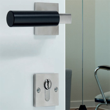 TECNOLINE Hurðarhandfang Gropus Króm/Svart hald m.kantaðri rós Fyrir Þýskar læsingar (röng mynd) - Image 2