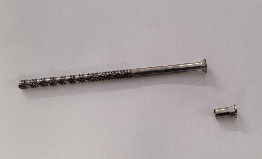 d line skrúfa M5 x 100mm