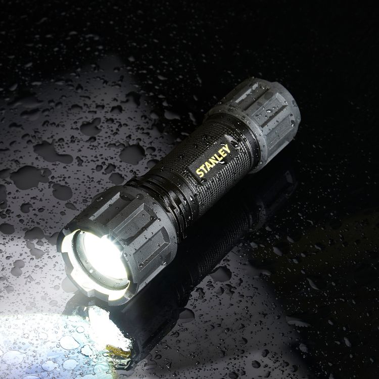 STANLEY Vasaljós 600 Lumens 4xAAA fylgja